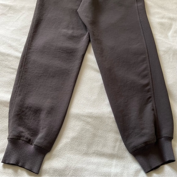 Aritzia Wilfred Buffon Crepe Joggers Dark Grey - Picture 6 of 12